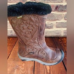 KEEN Womens boots. Insulated and waterproof Excellent/New Condition.